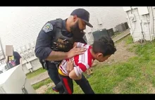 Policjanci ratują dławiące się dziecko.