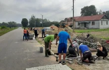 Mieszkańcy tej wsi trzymają się razem. Budują chodniki, fundują witraże