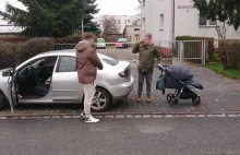 Ojciec z dzieckiem blokują źle zaparkowane auto xd