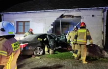 Z ostatniej chwili: BMW wbiło się w ścianę domu koło Ciechanowa [zdjęcia]