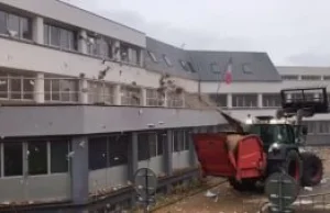 Francuscy rolnicy rozrzucają kiszonkę na budynek urzędu.