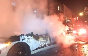 Bunt przeciwko autonomicznym autom - tłum podpalił robo-taxi w SF