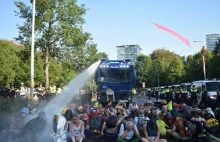 Holandia. Protest aktywistów w Hadze. Policja używa armatek wodnych