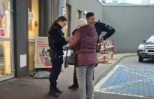 "Zatakowana kobieta wezwała policję. Funkcjonariusze ją pouczyli i odjechali"