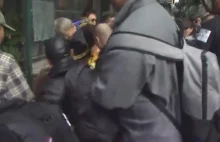 Mężczyzna w kostiumie cesarza bije zwolennika KPCh przed hotelem Xi