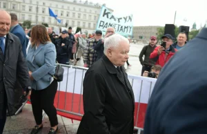 Nocna wizyta prezesa Kaczyńskiego przed pomnikiem. "Kto wydał rozkaz?" [NAGRANIE