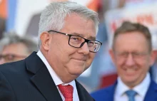 Czarnecki oskarżał o błąd swoich asystentów. Okazuje się, że to oni go pogrążyli