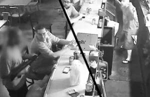 FB: Bandyta z bronią wchodzi do baru a jeden z klientów to ignoruje