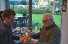 Lech Wałęsa na 80. urodziny dostał tort... ze schabowego