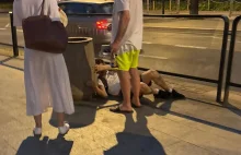 Leżał na chodniku, a staruszka krzyczała, że takim jak on nie można pomagać