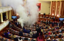 Albania: Chaos w parlamencie. Na sali odpalono flary