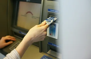 Takie wypłacanie pieniędzy z bankomatu to błąd! W ten sposób można stracić pieni