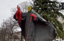 Pomnik Jana Pawła II w Łodzi oblany farbą. Ktoś pomalował twarz na żółto.