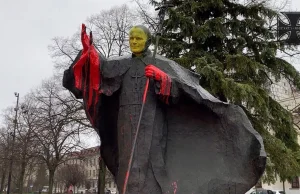 Pomnik Jana Pawła II w Łodzi oblany farbą. Ktoś pomalował twarz na żółto.