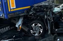 Łódzkie. Wypadek na A2. Auto osobowe zmiażdżone między dwiema ciężarówkami