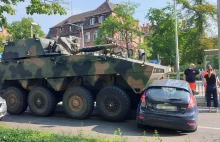 Wojskowy Rosomak zderzył się z osobówką we Wrocławiu