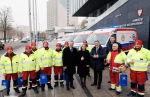 7 nowych karetek z wyposażeniem za blisko 5 mln zł jedzie z Poznania na Ukrainę
