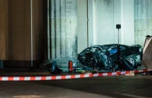 Polak wbił się nocą Mercedesem w filar Bramy Brandenburskiej w Berlinie