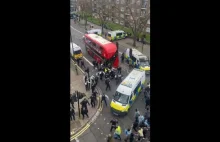 Imigranci z Erytrei uzbrojeni w długie kije zaatakowali policję w Londynie.
