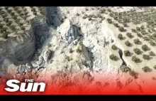 Nagranie z drona pokazujące pole oliwne podzielone na pół po trzęsieniu ziemi