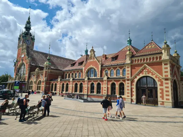 Ósmy miesiąc awarii na dworcu. PKP: system nie działa, ale są rozkłady papierowe