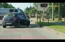 Radiowóz utknął na przejeździe kolejowym w Tułowicach (Opolskie)