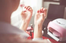 Ten rodzaj manicure może zagrażać zdrowiu, a nawet życiu