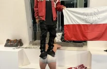 Pseudoraper Lil Gnar na Instagramie profanuje flagę Polski stojąc na kobiecie