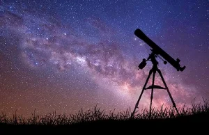 Pięć najbliższych przelotów asteroid oraz widoczne roje meteorów.