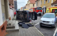 Dwie dziewczynki potrącone na chodniku potrzebują pomocy.