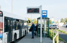 Skandal w Toruniu. Z przystanków zniknęło 200 stojaków do śmietników