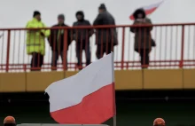 Zerwał polską flagę i rzucił do rowu. Obywatel Izraela zatrzymany