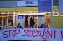 Protest przed TVP Wrocław na Karkonoskiej. Przyszło... 10 osób