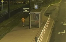 Kraków. Uciekł ze szpitala i z podłączoną kroplówką jechał tramwajem.