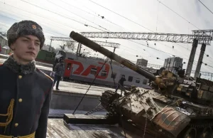 Rosja transportuje pociągiem stare czołgi. Niektóre pamiętają Stalina
