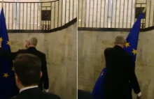 Braun wywołał kolejny skandal. Zerwał flagę UE i wytarł nią buty