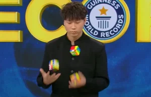 żongluje trzema kostkami Rubika, układa je w locie i bije rekord