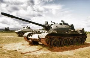 Więcej czołgów Stalina jedzie na front | Defence24