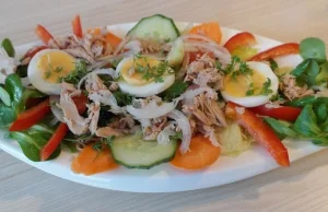 Keto sałatka z tuńczykiem, oliwkami i jajkami w majonezie, lchf · Jak naturalnie