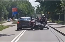 Kierujący osobówką wjeżdża w motocyklistów