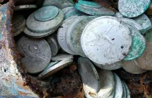 Garnuszek pełen srebrnych monet z IIRP odkryty w lesie (GALERIA)