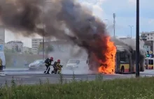 Na Ursynowie autobus miejski stanął w płomieniach. Zapaliła się komora silnika