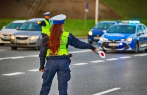 Podczas kontroli drogowej policjant użył broni. We Wrocławiu trwa obława