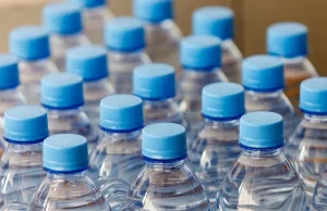 Partia wody popularnej marki wycofana ze sprzedaży. Pilny komunikat sieci sklepó