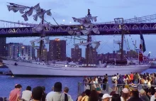 Żaglowiec z ponad 100 osobami uderzył w Brooklyn Bridge w Nowym Jorku (VIDEA)
