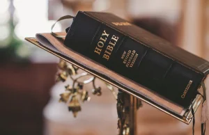Szkoły podstawowe w Utah zakazały Biblii ze względu na "wulgarność i przemoc"