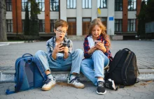 Zakaz smartfonów w szkołach coraz bliżej. Poselski projekt już w Sejmie