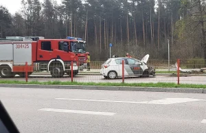 Pijany policjant spowodował wypadek autem ochrony i uciekł do lasu. Miał dwa pro