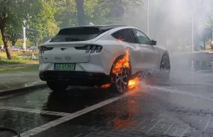 Pożar elektrycznego Mustanga na stacji paliw - GDAŃSK