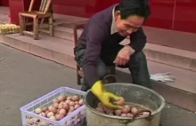 "Jaja prawiczków" - chiński przysmak powstający na moczu młodych chłopców